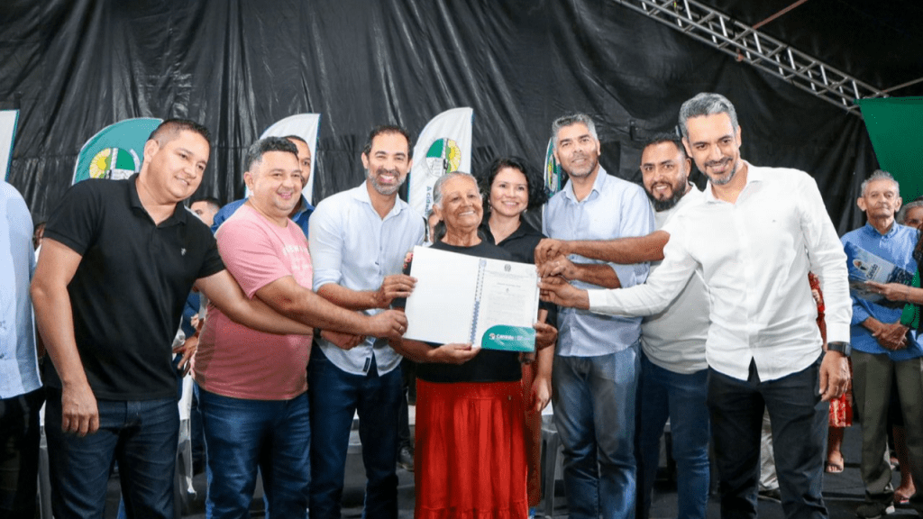 Fernando Pellozo entrega escrituras a famílias do Jardim Todos os Santos em Senador&nbsp;Canedo