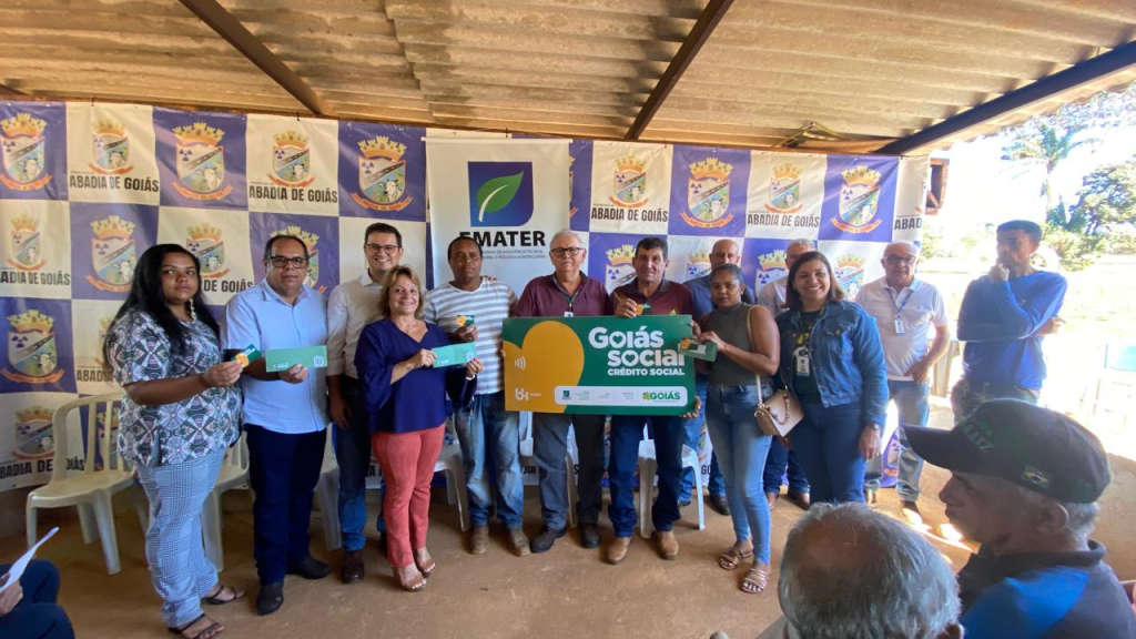 Secretário de meio ambiente e vice-prefeito entregam cartão social a famílias de Abadia de&nbsp;Goiás