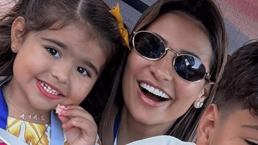 Filha de Simone Mendes, Zaya encanta com look de grife em parque de&nbsp;diversões