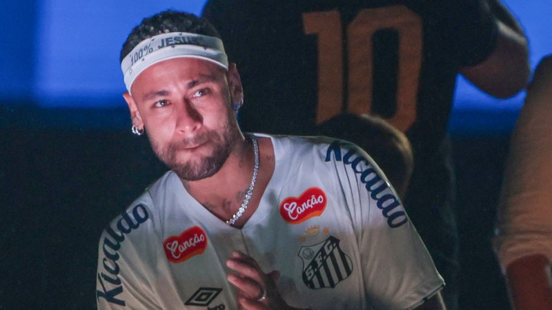 Neymar Jr retorna ao Santos e se emociona na apresentação para a&nbsp;torcida